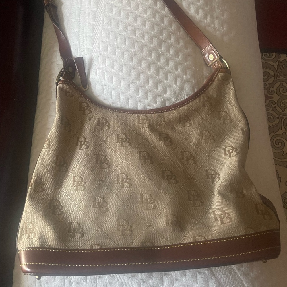 Nice shoulder bag in tan color